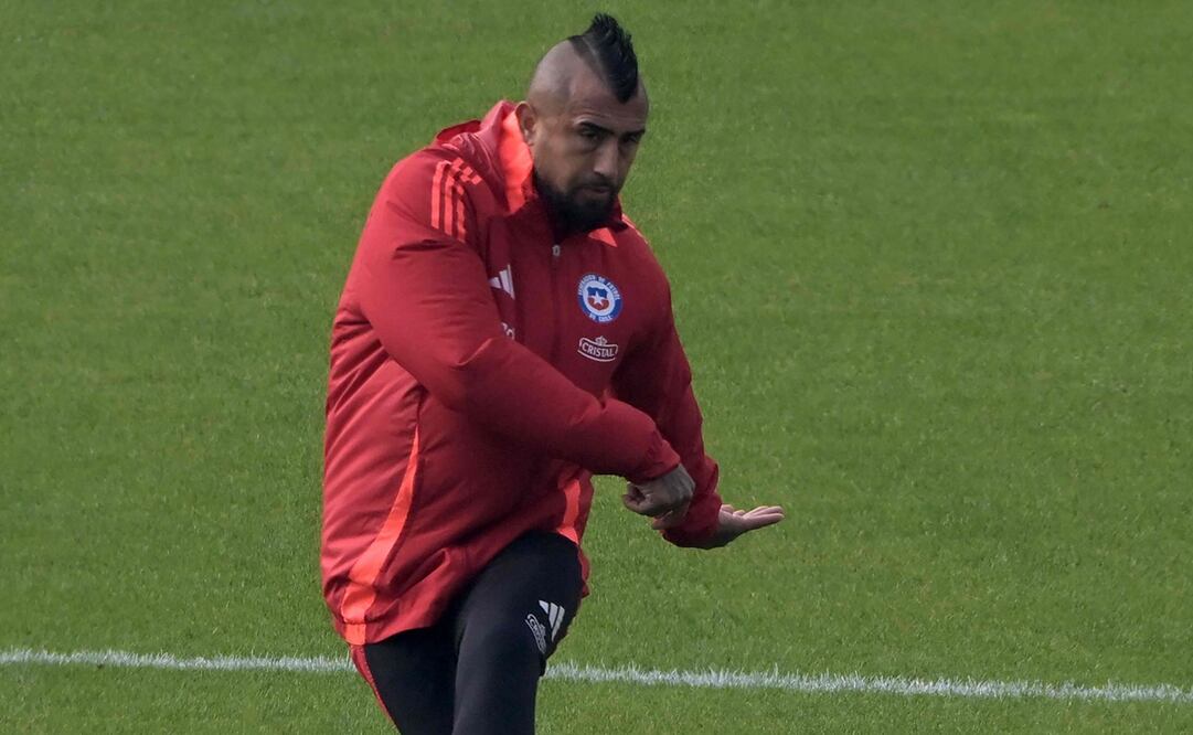 Arturo Vidal reta a golpes a su portero tras anotar un autogol / Foto: EFE