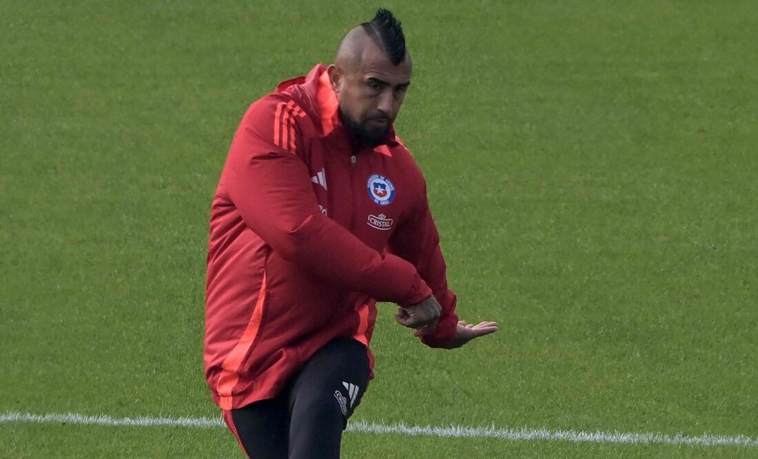 Arturo Vidal reta a golpes a su portero tras anotar un autogol / Foto: EFE