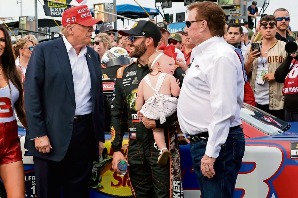 Trump y el piloto Austin Dillon en la carrera NASCAR Coca-Cola 600. Foto: Chris Seward AP
