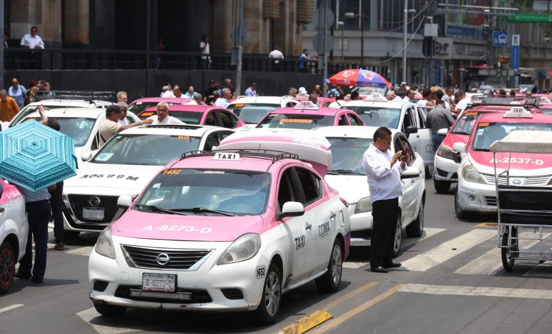 Taxistas bloquean la Glorieta de Insurgentes; exigen “borrón y cuenta nueva” en aplicación de fotomultas. Foto: Francisco Rodríguez