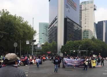 Padecen usuarios del Metrobús por bloqueo en Insurgentes y Reforma