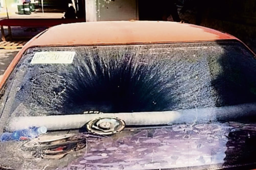 Protección Civil mantiene vigilancia por caída de ceniza del coloso guatemalteco; el material que llegó a cubrir los espejos de vehículos (ESPECIAL)