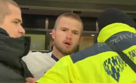 Jugador del Tottenham se va a los golpes con aficionado racista