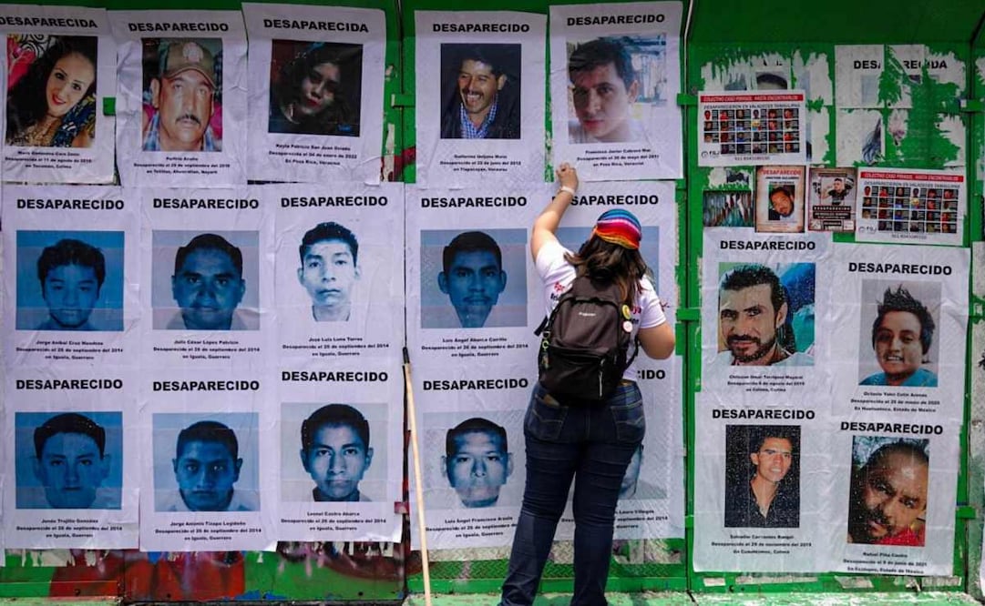 Integrantes de colectivos y familiares de personas desparecidas colocaron carteles de búsqueda de personas desparecidas en la Glorieta de las y los Desaparecidos el pasado 30 de agosto de 2024. Foto: Alice Moritz/ Cuartoscuro