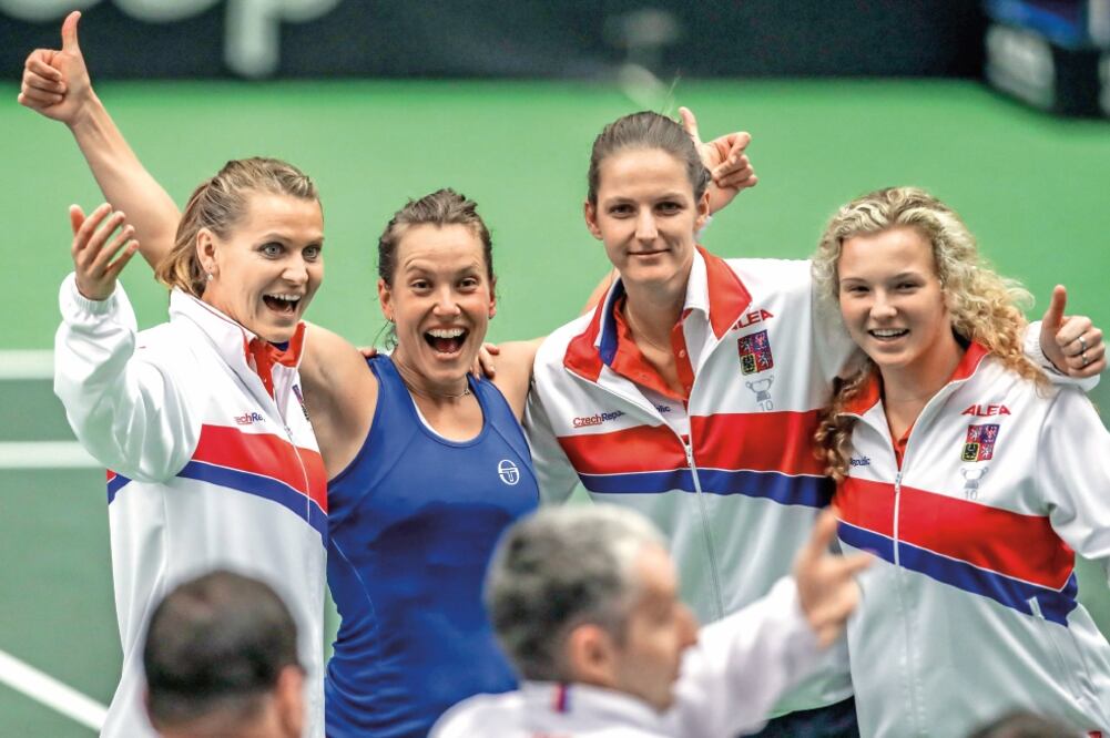 Celebraron la checas Lucie Safarova, Barbora Strycova y Karolina Pliskova. (MARTIN DIVISEK. EFE)