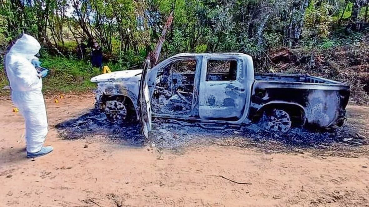 Según una versión difundida por medios locales, cinco de las personas que viajaban en la camioneta fueron halladas calcinadas y las otras tres con señales de impacto de bala. Foto: Especial
