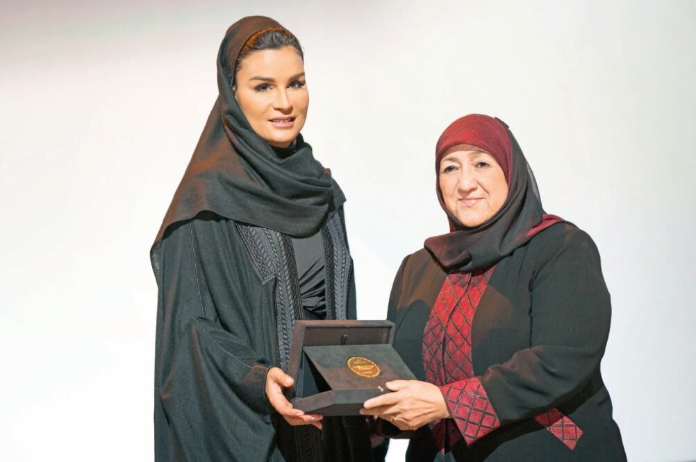 La jequesa Moza bint Nasser (izq.) al entregar el Premio WISE 2015 a Sakena Yacoobi, quien ha desafiado al régimen talibán con su promoción educativa (ESPECIAL)