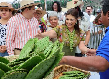 Clara Brugada reitera apoyo a productores de nopal en CDMX; inaugura Feria de este producto en el Monumento a la Revolución