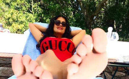 Salma Hayek consiente a sus fans con sexy escote 