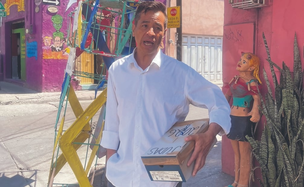 Vale, como es conocido el organizador, sale todos los días a pedir ayuda para mantener la tradición viva. Foto: Xóchitl Álvarez