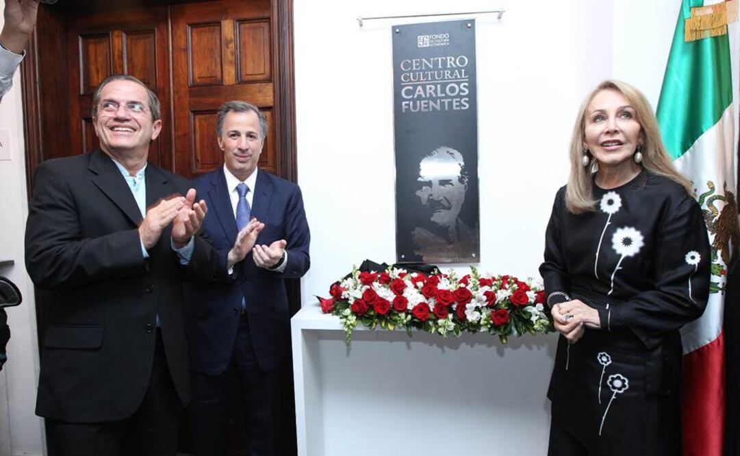 El secretario de Relaciones Exteriores, José Antonio Meade, el ministro de Relaciones Exteriores y Movilidad Humana de Ecuador, Ricardo Patiño Aroca y Silvia Lemus durante el acto de inauguración del Centro Cultural Carlos Fuentes. (FOTO: Notimex)