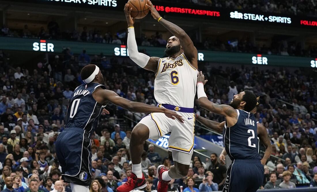 James elevándose sobre Kyrie Irving y Justin Holiday / Foto: AP