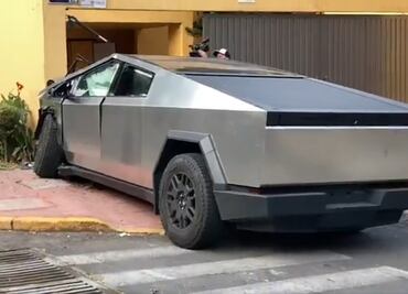 Cybertruck se estrella contra una casa en la Miguel Hidalgo; el “indestructible” vehículo de Tesla quedó destrozado