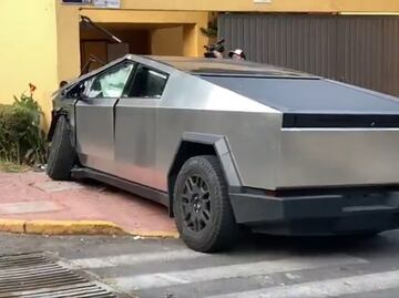 Cybertruck se estrella contra una casa en la Miguel Hidalgo; el “indestructible” vehículo de Tesla quedó destrozado