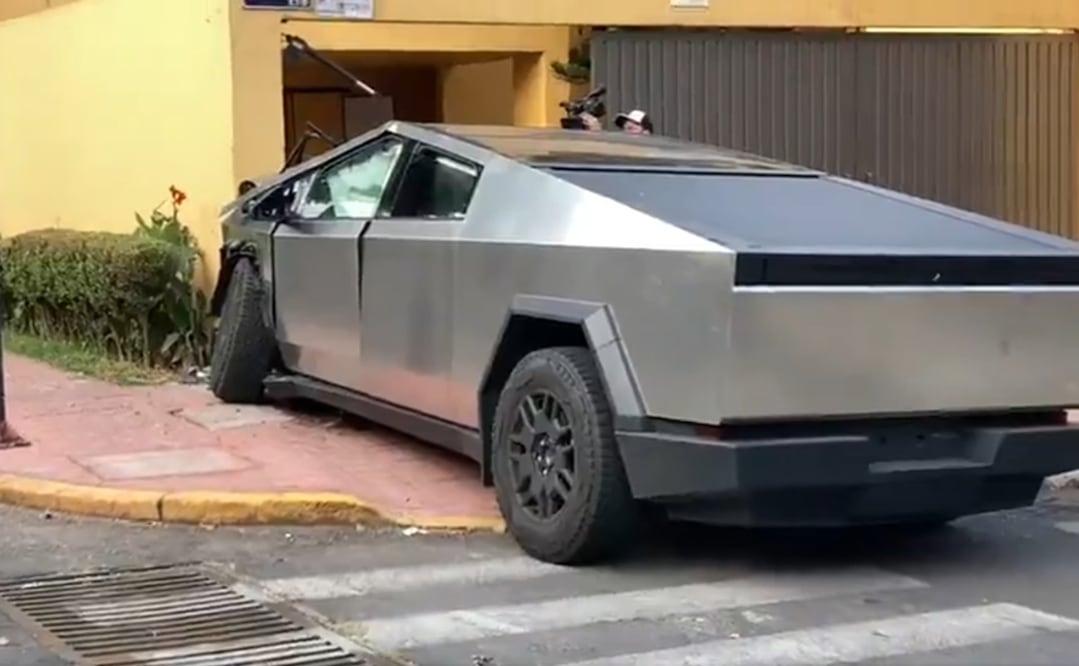 Cybertruck se estrella contra una casa. Foto: Especial