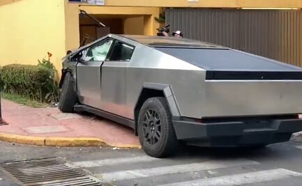 Cybertruck se estrella contra una casa en la Miguel Hidalgo; el “indestructible” vehículo de Tesla quedó destrozado