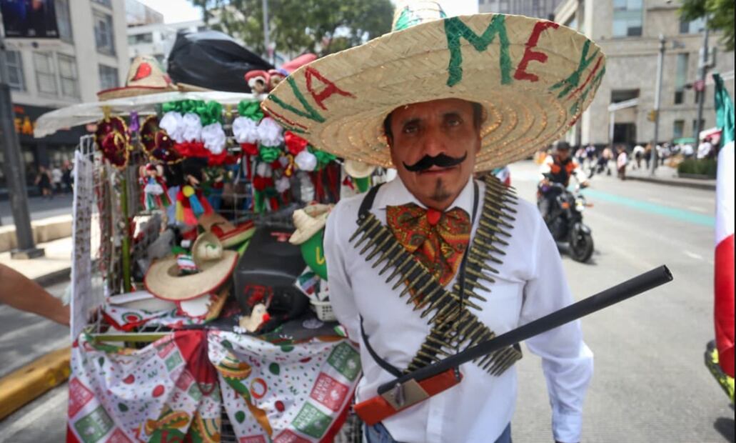 Vendedores ambulantes ofertan, en el Centro Histórico de la Ciudad de México, cientos de productos alusivos al festejo patrio sobre la calle de Madero, del Palacio de Bellas Artes al Zócalo capitalino, el 2 de septiembre de 2025. Foto: Luis Camacho | EL UNIVERSAL