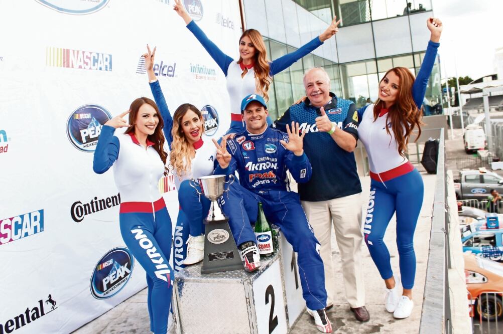 Rogelio López consiguió su triunfo 25, en la doble cartelera de los V8 de la NASCAR Peak Series México (EFE ERRE DE)