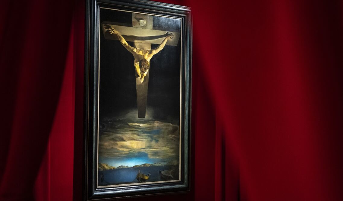 Una de las pinturas más icónicas de Salvador Dalí, 'El Cristo'. Foto: EFE/David Borrat.