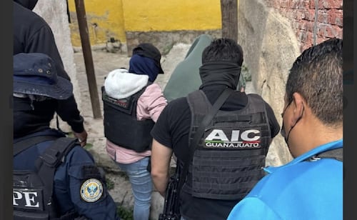 Detienen a policía estatal de Guanajuato por presuntamente filtrar información a un grupo criminal.
Foto: Especial.
