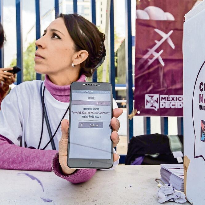 Un juez determinó que Andrés Manuel López Obrador aún no tiene facultades del Ejecutivo, por lo que la consulta no fue legal. Foto: ARCHIVO EL UNIVERSAL