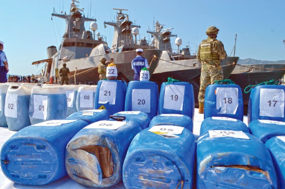 Operación conjunta. Además de la cocaína, hallaron dos recipientes con marihuana y mil 50 litros de gasolina (ESPECIAL)