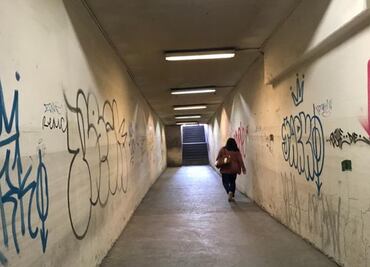 Padecen peatones por olor a orines e inseguridad en paso subterráneo en Naucalpan