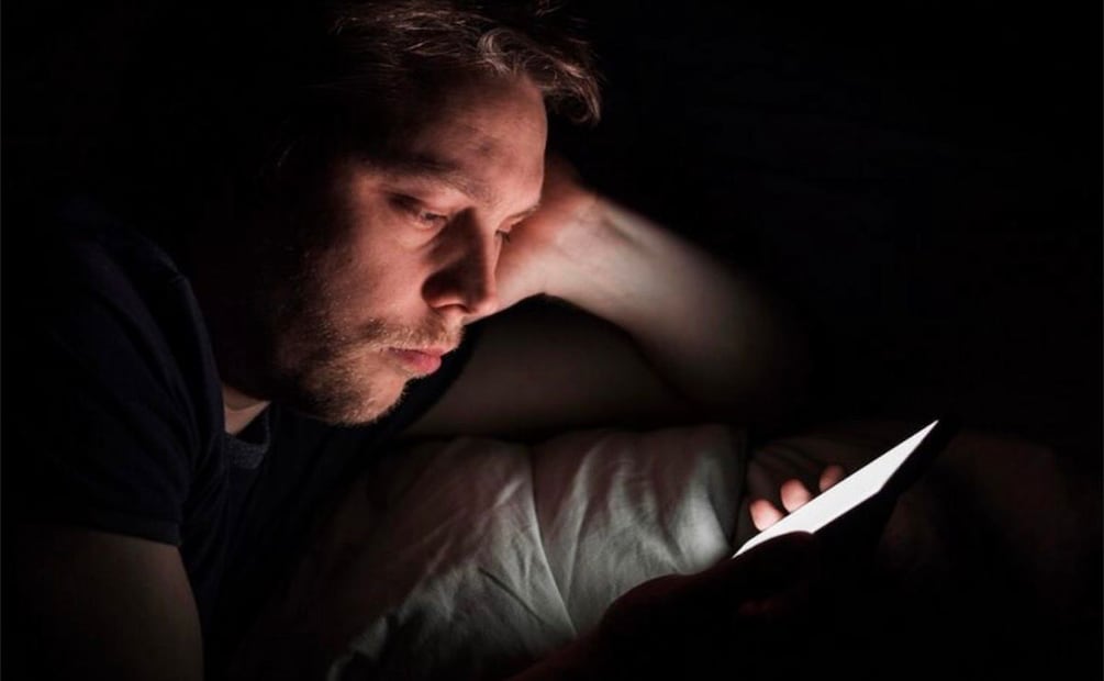 Puedes sufrir de irritación ocular si utilizas tu celular a una distancia corta. Foto: Freepik