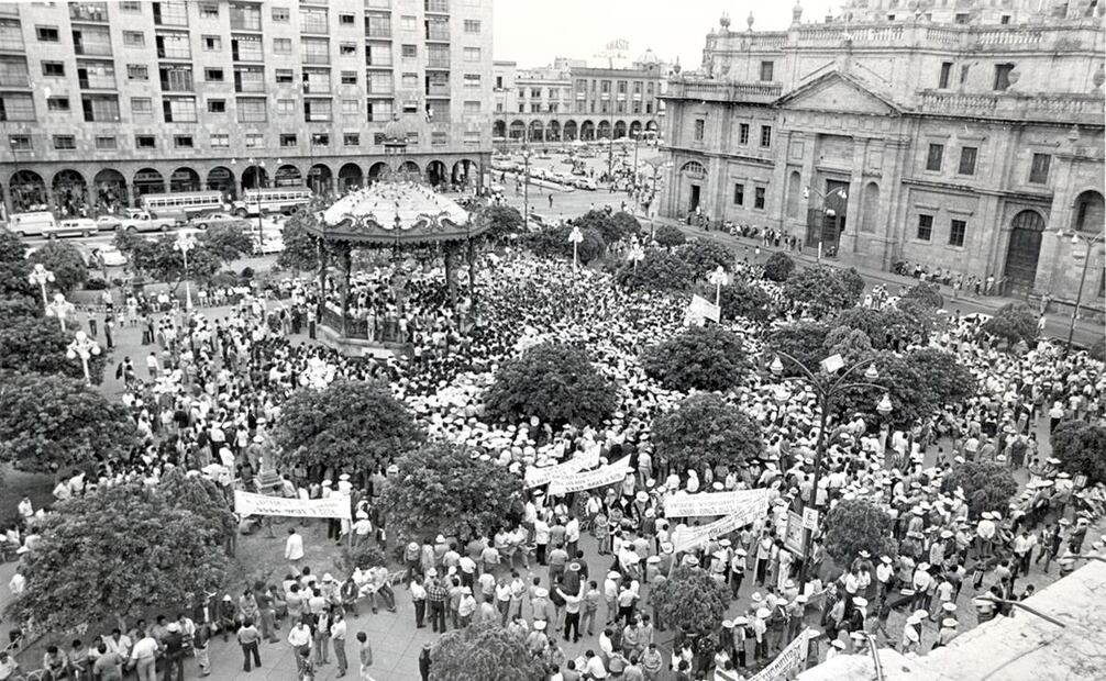 Cientos de simpatizantes del maestro Zuno se reunieron en la Plaza de Armas de Guadalajara, para expresar su apoyo a la familia Zuno Arce. Archivo EL UNIVERSAL.