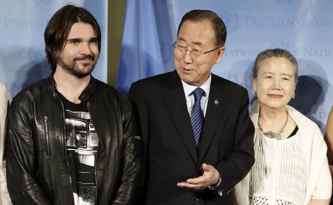 El secretario general de las Naciones Unidas, Ban Ki-moon (c), y su esposa, Yoo Soon-taek  (d), posan junto al cantante Foto:EFE