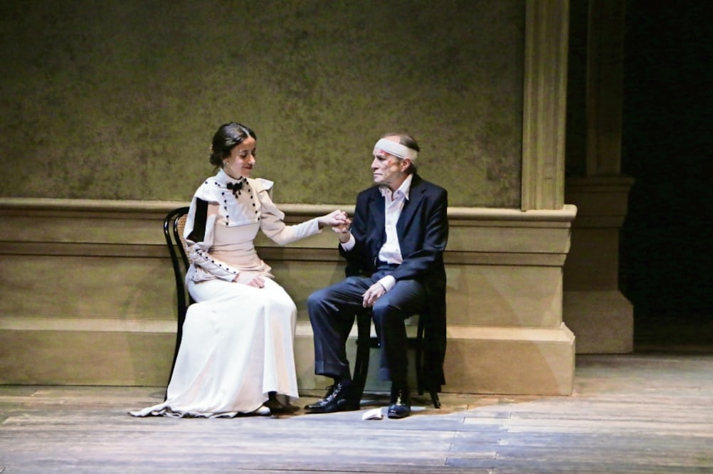 Cecilia Suárez es Nora y Juan Carlos Colombo interpreta a Torvaldo (OCESA TEATRO)