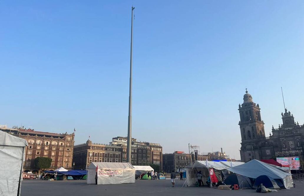El Zócalo capitalino amanece sin la Bandera monumental, previo a la movilización de la Marea Rosa. Foto: Yalina Ruiz