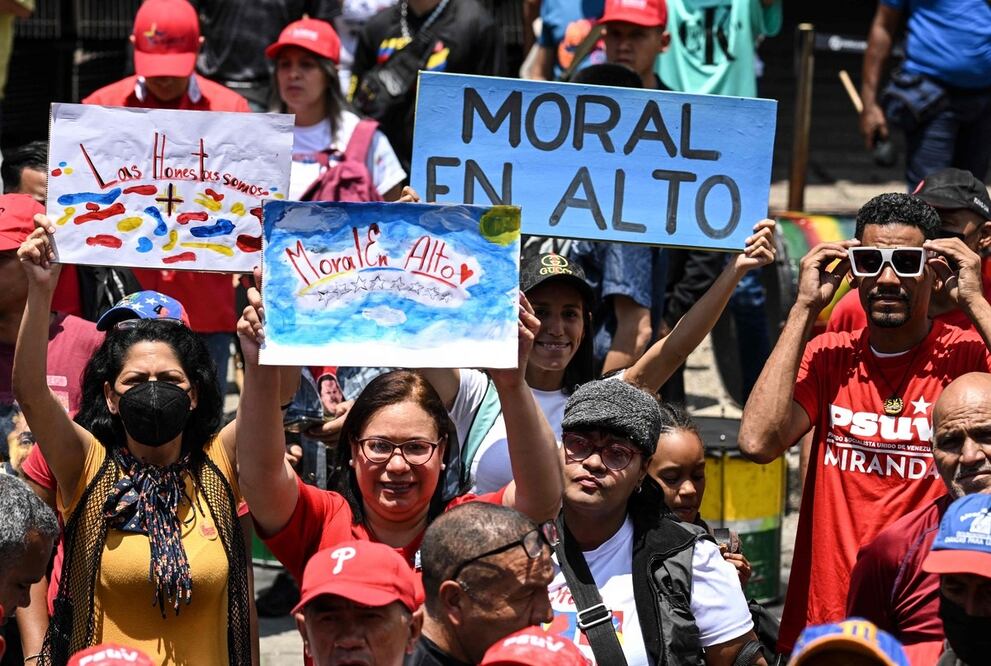 Seguidores del Partido Socialista Unido de Venezuela (PSUV), en una marcha en apoyo al presidente de Venezuela, Nicolás Maduro, tras el escándalo de corrupción en la empresa petrolera estatal PDVSA, en Caracas. Foto: AFP