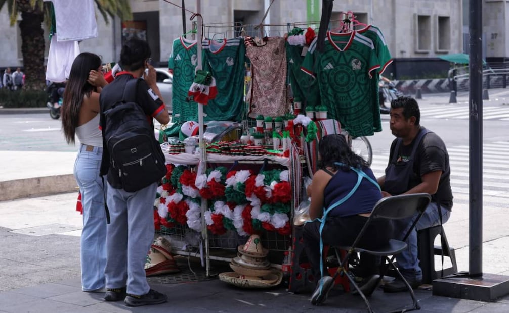 Camisetas de la Selección se venden entre 250 y 500 pesos en Centro Histórico; crece demanda antes del partido México-Ecuador.
Foto: Fernanda Rojas / El Universal