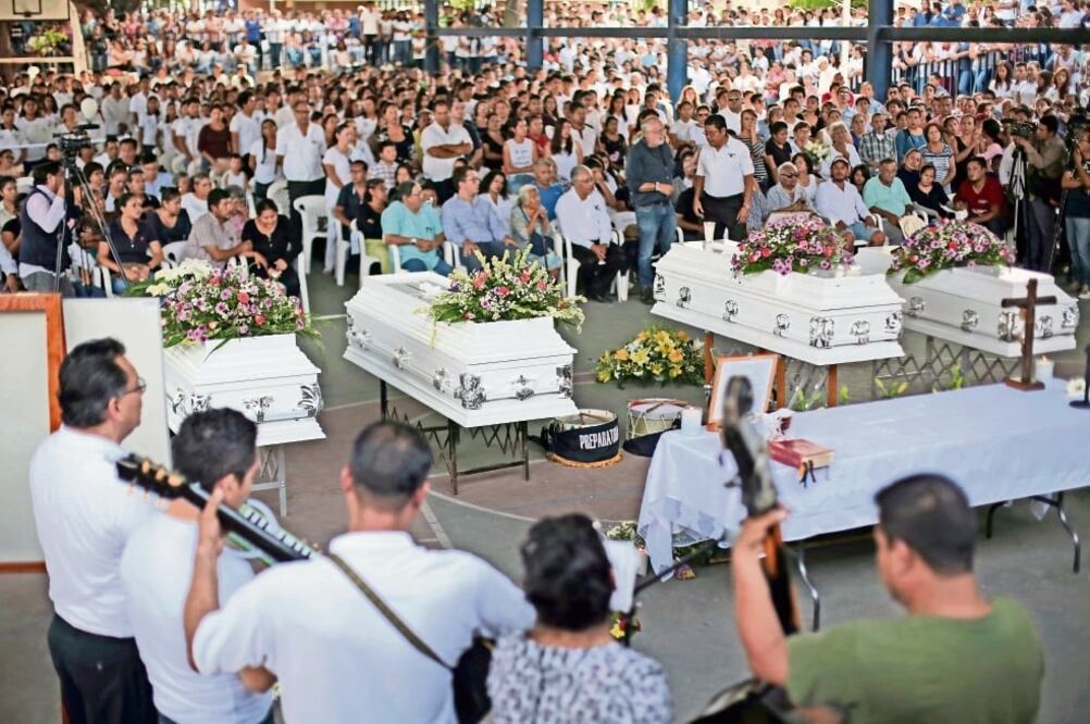 Amigos y a familiares de los jóvenes asesinados asistieron a la cancha de usos múltiples de la Preparatoria 4 para despedir a los estudiantes. Los acompañaron el rector de la UAEM, Alejandro Vera, y el activista Javier Sicilia (MARGARITO PÉREZ. CUARTOSCU)