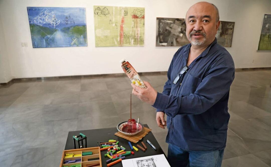 El pintor Rodrigo Ayala logró plasmar las reflexiones que tuvo cuando estábamos “en esa reclusión terrible” por la pandemia de Covid-19. (16/04/2025) Foto: Carlos Mejía | El Universal