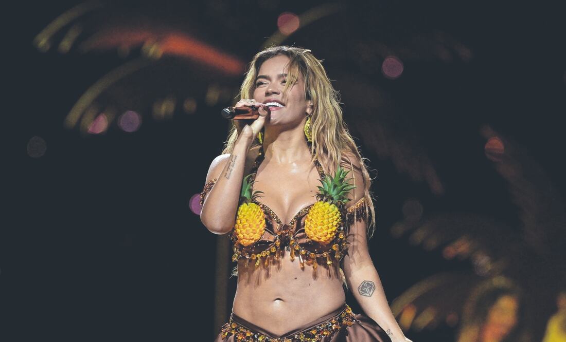 La colombiana apareció en el medio tiempo luciendo un top de piñas. Foto: de AFP