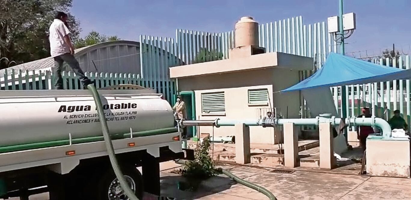 La alcaldía Magdalena Contreras distribuye agua mediante pipas. Foto: Especial