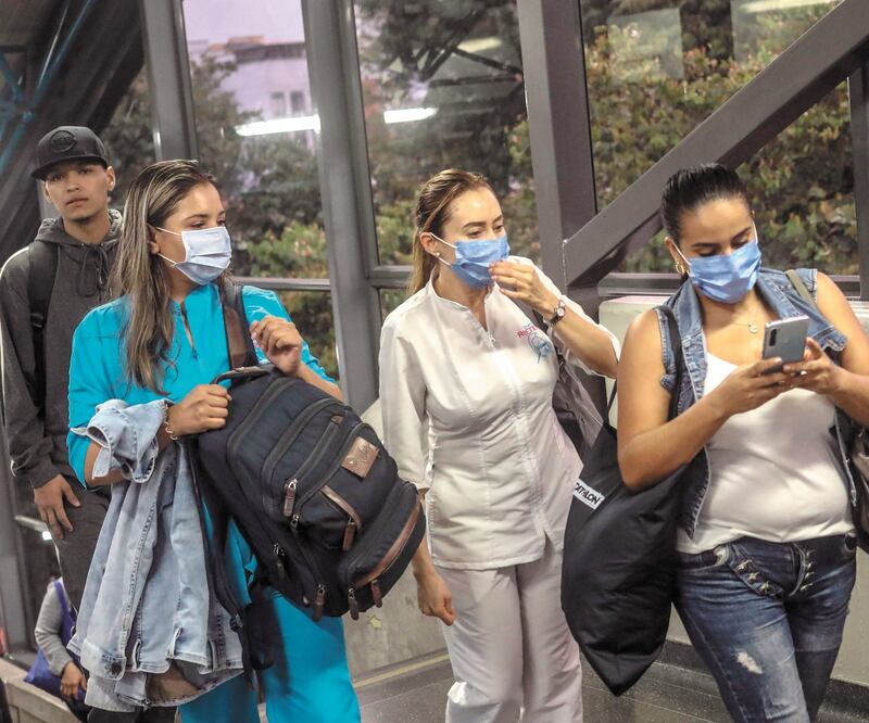 Mujeres llevan cubrebocas en una estación de Metro en Medellín, Colombia, como medida de prevención ante el Covid-19. Foto: JOAQUÍN SARMIENTO. AFP