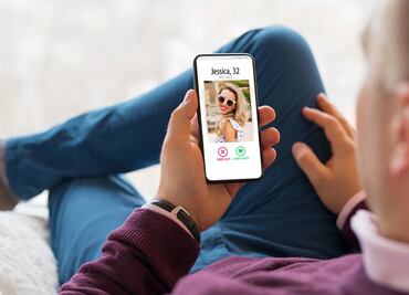 ¿Cómo encontrar pareja cuando eres el único usuario de apps de citas en todo tu pueblo?