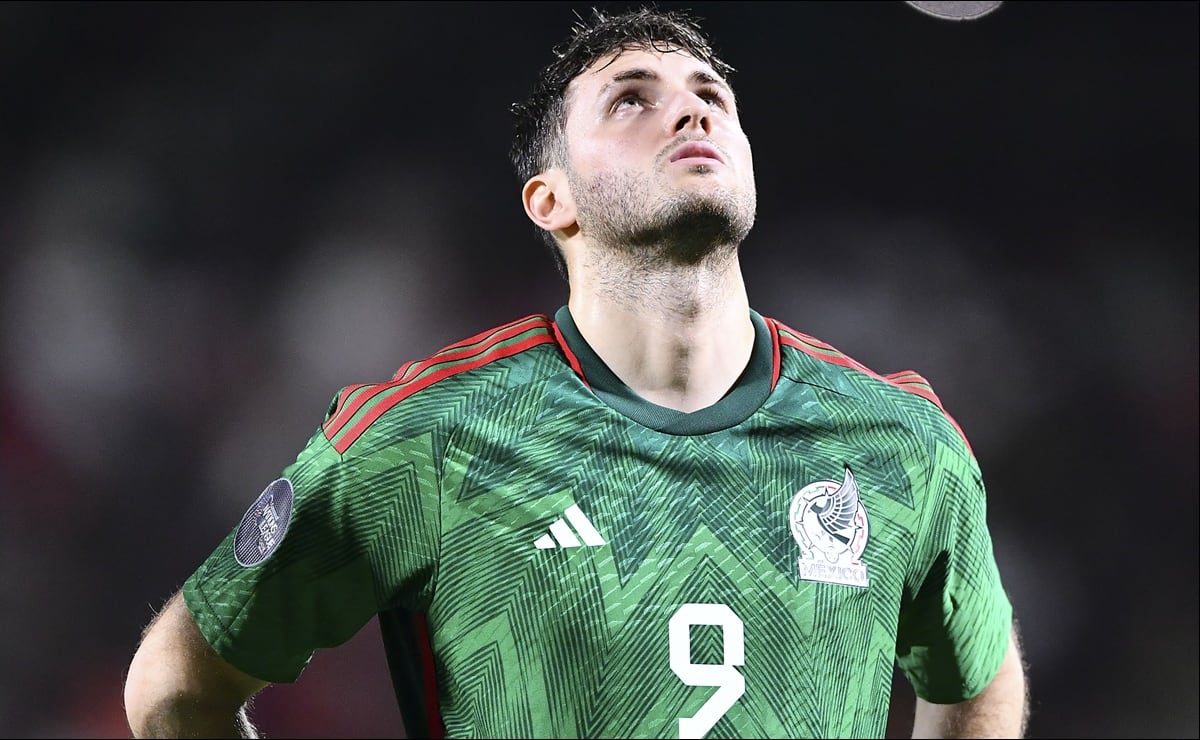 Santiago Giménez: El delantero mexicano confiesa que su papá no le permitió cumplir su sueño de ser defensa