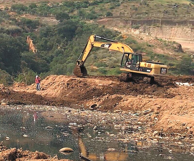 La represa que contiene el líquido se fracturó debido a las lluvias, dijo Arturo López, encargado del relleno sanitario. Foto: REBECA JIMÉNEZ. EL UNIVERSAL