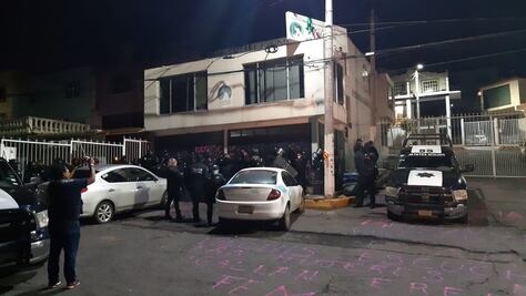 Desalojan a feministas que mantenían tomada Visitaduría de Edomex