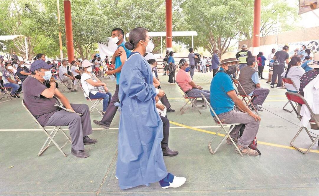 Jornada de vacunación contra el Covid-19 en una zona rural de Oaxaca, estado que reporta rezagos en su población con el biológico inoculado. Foto: Archivo/EL UNIVERSAL.