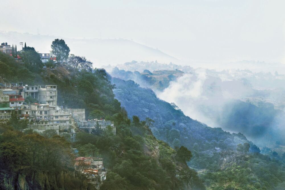 Debido a que se encontraba en un lugar de difícil acceso, un incendio en el poblado de Santiago Yancuitlalpan, en Huixquilucan, no fue atendido por bomberos. / VALENTE ROSAS. EL UNIVERSAL 