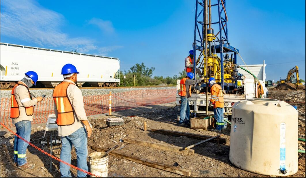 Trabajadores iniciaron con la construcción del Tren del Norte en el municipio de Salinas Victoria, Nuevo León, el 9 de septiembre de 2025. Foto: especial