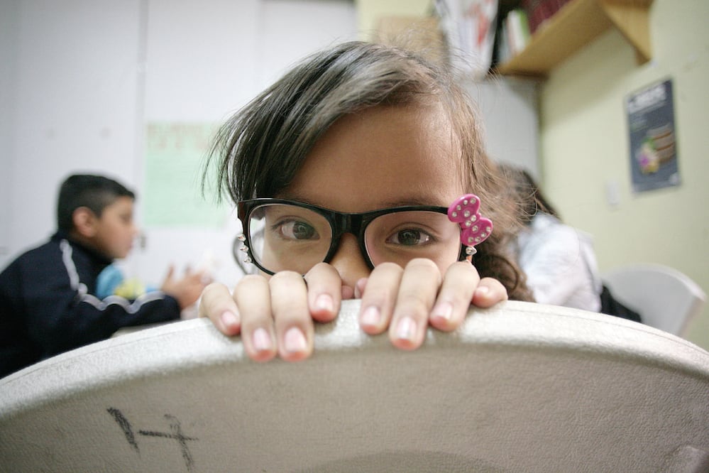 Niños de colonias identificadas como conflictivas asisten al Club de Tareas de Reintegra, donde personal de la institución los apoya para llevar a cabo su trabajo escolar (ARCHIVO EL UNIVERSAL)
