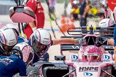 Checo y Ocon no se sueltan