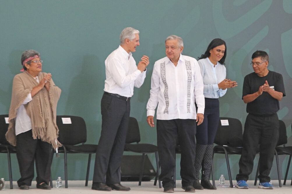 El presidente Andrés Manuel López Obrador acudió a la entrega de apoyos de Programas Integrales de Bienestar en el deportivo de béisbol de Ecatepec, donde estuvo acompañado por el mandatario local, Alfredo del Mazo. Foto: CARLOS MEJÍA. EL UNIVERSAL