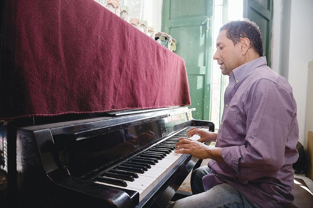 A sus 57 años, Josué ha sobrevivido a la enfermedad gracias al apoyo de su familia, amigos, además de su pasión por el teatro, gusto que aprovecha para realizar actividades de prevención del Sida (GAEL VEGA. EL UNIVERSAL)